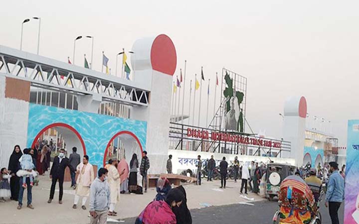 ছুটির দিনে আন্তর্জাতিক বাণিজ্য মেলায় মানুষের ঢল